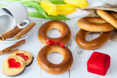 8 kırmızı yay ile simit ve kalbin Sarı laleler ve bir kırmızı hediye kutusu arka planı resmiyle ev yapımı kurabiye numara