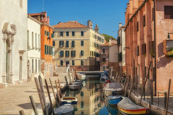 Parkir perahu di jalan-jalan Venesia, Italia — Stok Foto