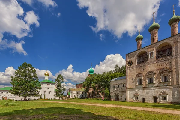 Sigarasız, iç avlu, Borisoglebsky Manastırı, Yaroslavl bölgesi, Ru