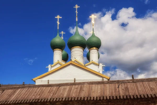 Cúpulas da Igreja no território do Kremlin Rostov, Yaroslavl r — Fotografia de Stock