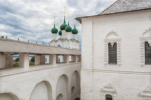 Vista das cúpulas da Igreja do Kremlin Rostov, Yaroslavl — Fotografia de Stock