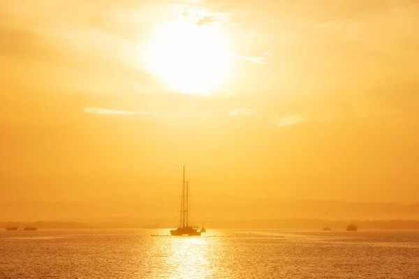 Puesta del sol escénica, vista desde la ciudad portuaria de Sorong, Papúa Occidental, Nueva Guinea, Indonesia — Foto de Stock