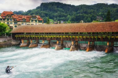 Aare nehri üzerindeki baraj yakınında eğitim sörfçü, sakin kasaba Thun, İsviçre