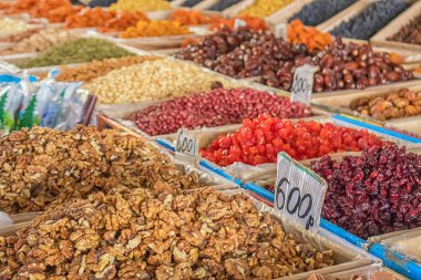 Fındık ve kurutulmuş meyveler - en iyi organik gıda, şehir pazarı, Baykonur, Kazakistan