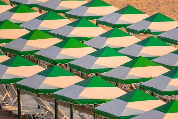 Lisci file di ombrelloni sulla spiaggia vicino ad Anapa, Russia — Foto Stock