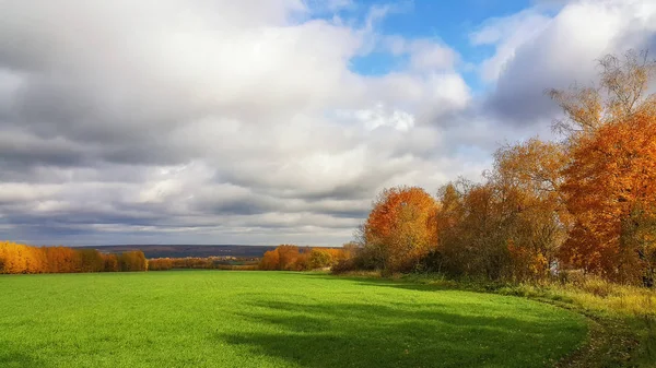 Vícebarevná podzimní krajina za slunečného dne, region Tver, Rusko — Stock fotografie