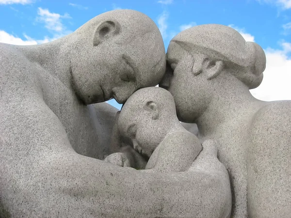 Heykel grubunun bir parçası - aşkın, ailenin ve mutluluğun sembolü, Vigeland Park, Oslo, Norveç