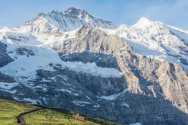 Uitzicht op de Jungfraupiek vanaf de Kleine Scheidegg-pas, Berner Alpen, Zwitserland — Stockfoto