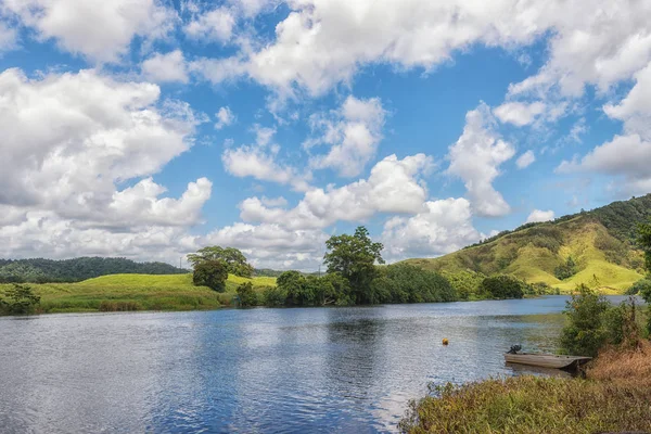 Avustralya 'nın kuzeydoğu Queensland kentindeki ünlü milli parkın merkezindeki sakin Daintree nehri.