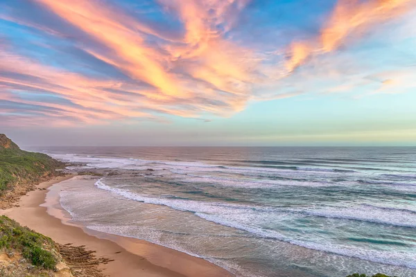 Fantástico paisaje nublado de colores en Great Ocean Road, Glenaire, Victoria, Australia — Foto de Stock