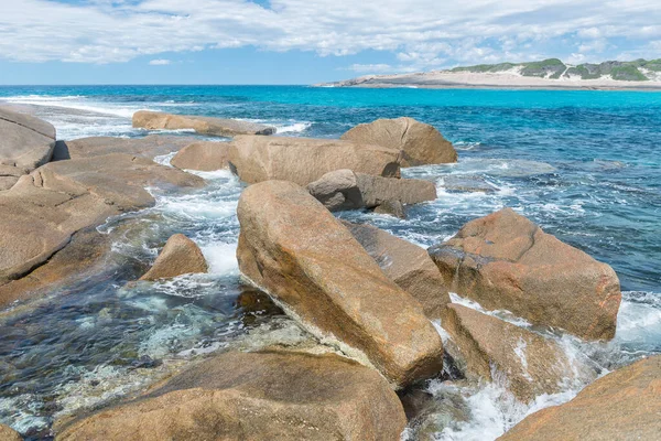Rocas Piedra Las Olas Espumosas Del Océano Azul Contra Cielo — Foto de Stock