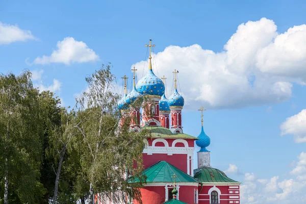 Igreja Ortodoxa Pitoresca Entre Folhagem Vidoeiros Belas Cúpulas Contra Céu — Fotografia de Stock