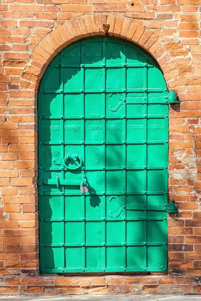 Green Iron Door Old Red Brick Wall Sunny Weather — Stock Photo, Image