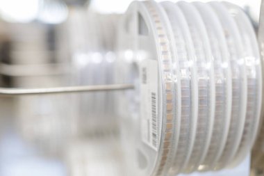 Modern bir elektronik imalat hattında SMD bileşenlerine yakın çekim.