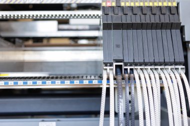 Modern elektronik imalatında yüksek hızlı PCB yerleştirme için bant makaralı SMT besleme cihazları tedarik bileşenleri