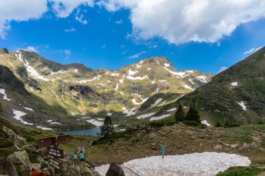 Tristaina yüksek dağ gölleri Pyrenees, Andorra fotoğraf.