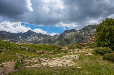 Tristaina yüksek dağ gölleri Pyrenees, Andorra fotoğraf.