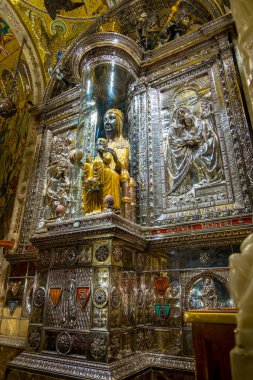 La Moreneta bakiresi, Montserrat Manastırı Barcelona, Katalonya 'daki dağda.