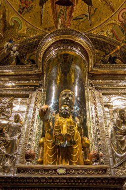 La Moreneta bakiresi, Montserrat Manastırı Barcelona, Katalonya 'daki dağda.
