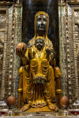 La Moreneta bakiresi, Montserrat Manastırı Barcelona, Katalonya 'daki dağda.