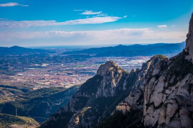 Montserrat Manastırı Barselona, Katalonya 'da dağda.