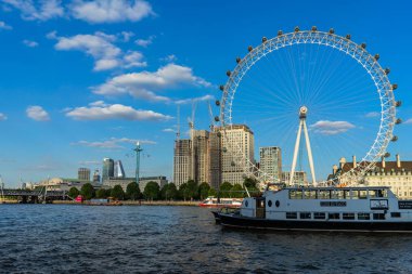 London Eye ve River Thames Londra, İngiltere 'de.