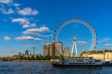 London Eye ve River Thames Londra, İngiltere 'de.