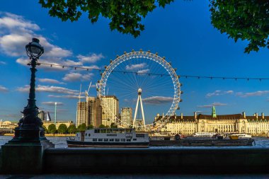 London Eye ve River Thames Londra, İngiltere 'de.