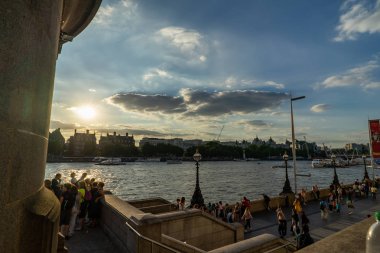 Londra, İngiltere 'deki Thames Nehri' nden şehir manzarası..
