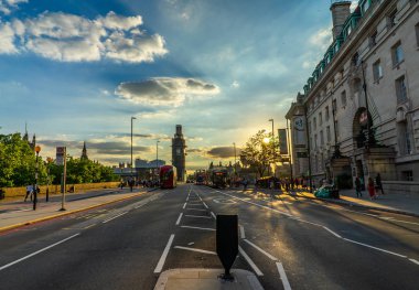 Big Ben, Parlamento Binaları ve Londra, İngiltere 'deki Westminster köprüsü..