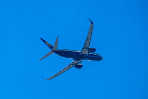 Самолет взлетает посадка над голубым небом
