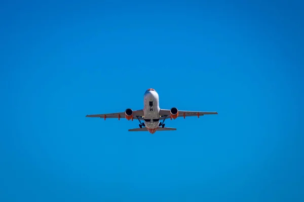 Avión Despegando Aterrizando Sobre Cielo Azul — Foto de Stock