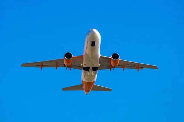 Avión Despegando Aterrizando Sobre Cielo Azul — Foto de Stock