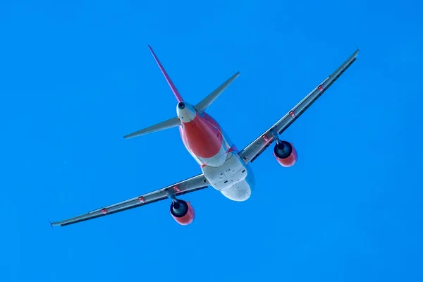 Avión Despegando Aterrizando Sobre Cielo Azul — Foto de Stock