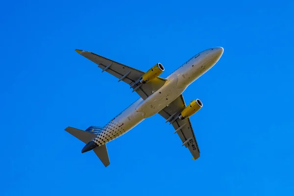 Avión Despegando Aterrizando Sobre Cielo Azul — Foto de Stock