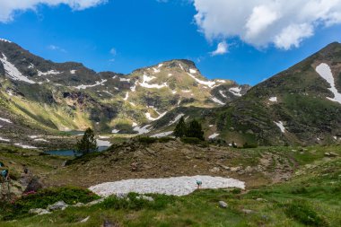 Pireneler 'deki Tristaina yüksek dağ gölleri, Andorra.
