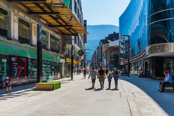 Andorra la Vella ana caddesinde dükkanlar, Andorra.