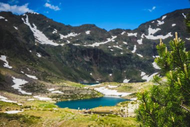 Pireneler 'deki Tristaina yüksek dağ gölleri, Andorra.