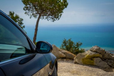 BMW 3 Serisi E90 330i köpüklü grafit dağ yolu.