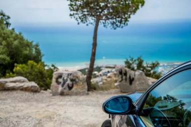 BMW 3 Serisi E90 330i köpüklü grafit dağ yolu.