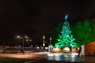 Fransa 'nın Bordeaux şehrinde gece yarısı Des Quinconces