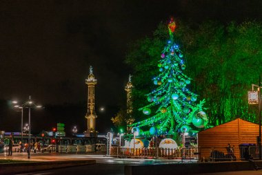 Fransa 'nın Bordeaux şehrinde gece yarısı Des Quinconces