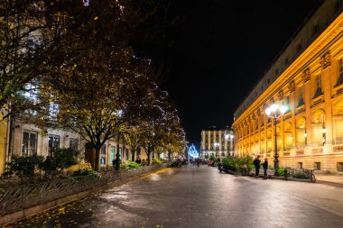 Fransa 'nın Bordeaux şehrinde gece sokak manzarası