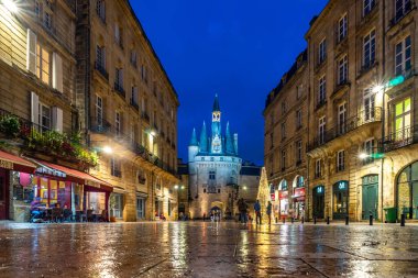 Fransa 'nın Bordeaux şehrinde gece vakti Porte Cailhau