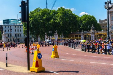 Londra, İngiltere 'deki Buckingham Sarayı muhafızları.