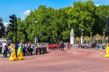 Londra, İngiltere 'deki Buckingham Sarayı muhafızları.