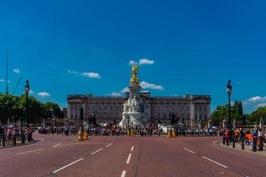 Londra, İngiltere 'deki Buckingham Sarayı muhafızları.