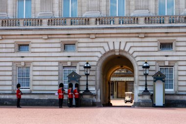 Londra, İngiltere 'deki Buckingham Sarayı muhafızları.