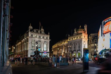 Londra, İngiltere ve İngiltere 'de gece Piccadilly Meydanı