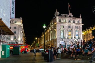 Londra, İngiltere ve İngiltere 'de gece Piccadilly Meydanı